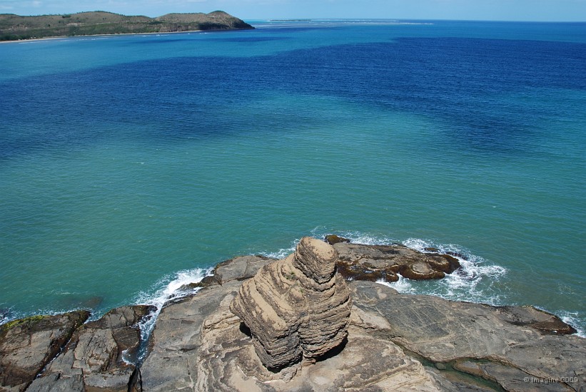 69- Le rocher du bonhomme et la baie de Poe.JPG